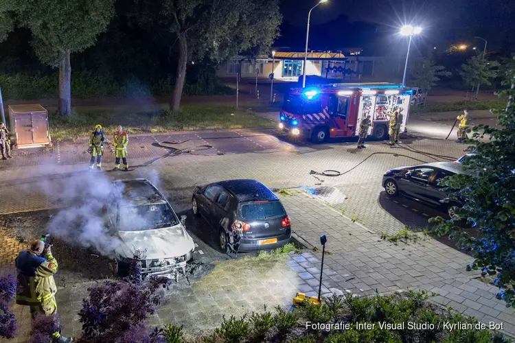 Auto brandt volledig uit na brandstichting in Hoofddorp