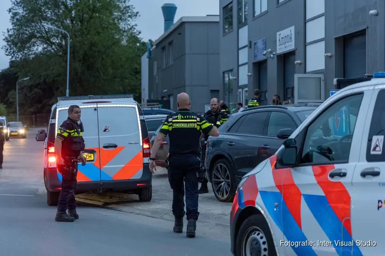Politie treft vuurwerk, drugs en vuurwapen aan in Zwanenburg