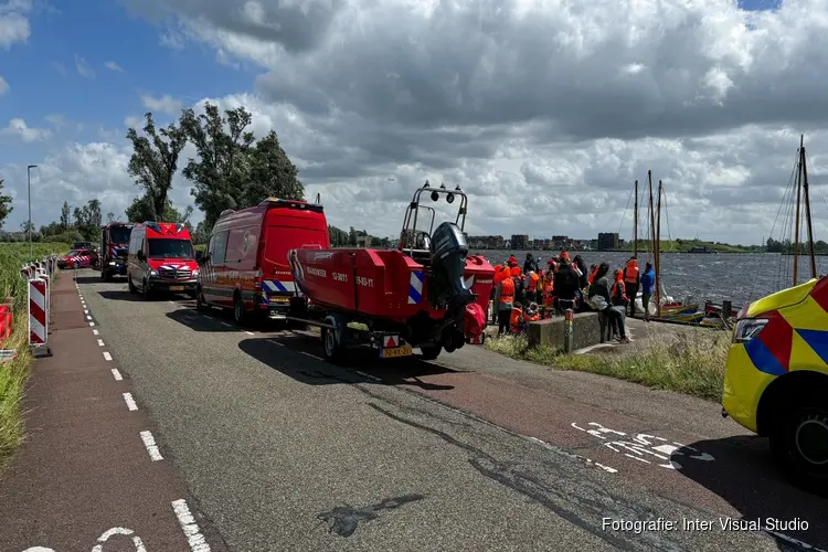 Zeilboot van scouting waait om, kinderen uit water gered