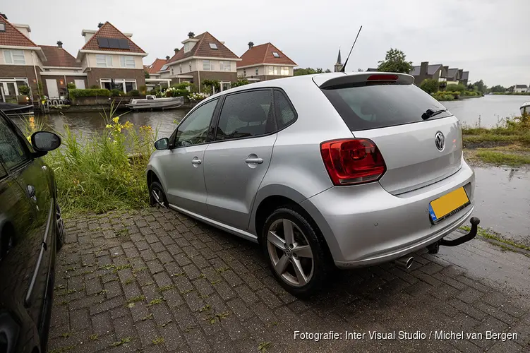 Auto weggezakt in 'sinkhole' op de Aalsmeerderdijk na noodweer