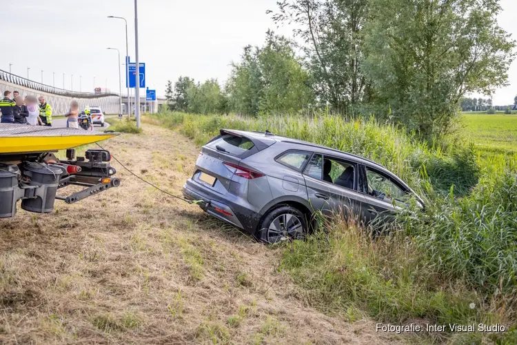 Gezin te water met auto in Hoofddorp