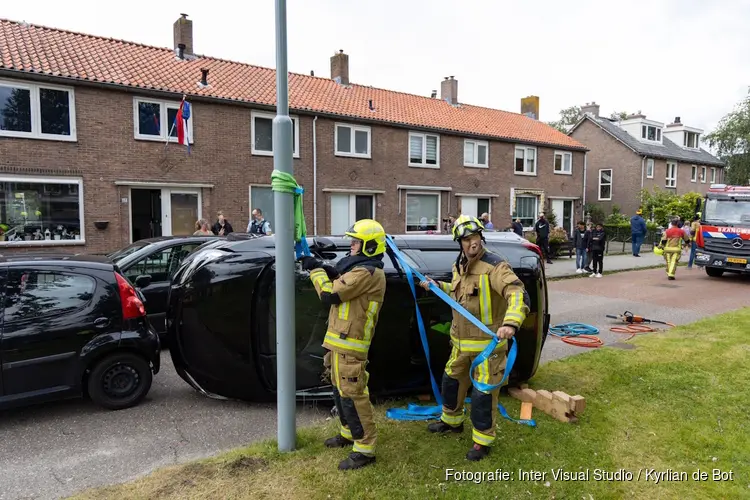 Auto op zijn zijkant bij ongeluk Badhoevedorp