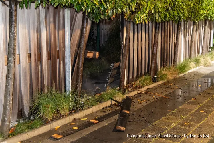 Schutting beschadigd bij brand in Halfweg