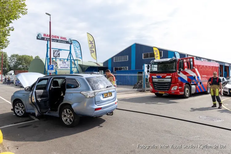 Auto vat vlam in Vijfhuizen, brandweer handelt snel