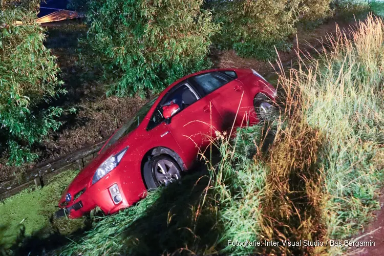 Auto in sloot gereden in De Kwakel