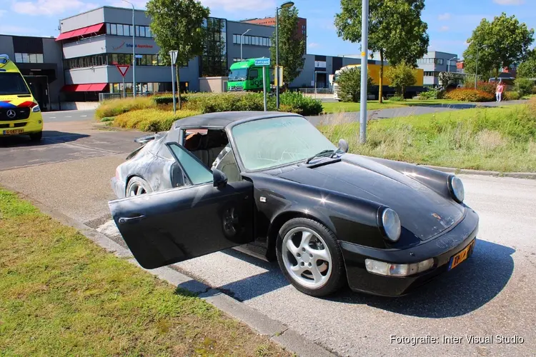 Porsche vat vlam in Hoofddorp