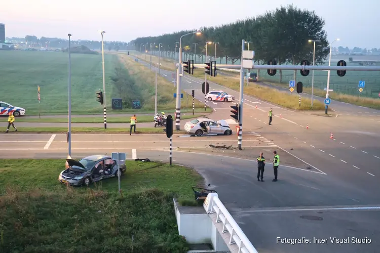 Gewonden en veel schade bij ongeval op Hoofdweg