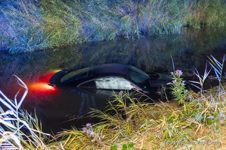 Automobilist crasht op Spoorlaan Nieuw-Vennep en eindigt in sloot