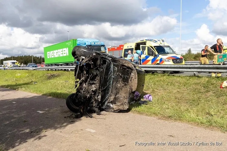 Motorblok vliegt uit auto bij ongeluk A9 thv Boesingheliede