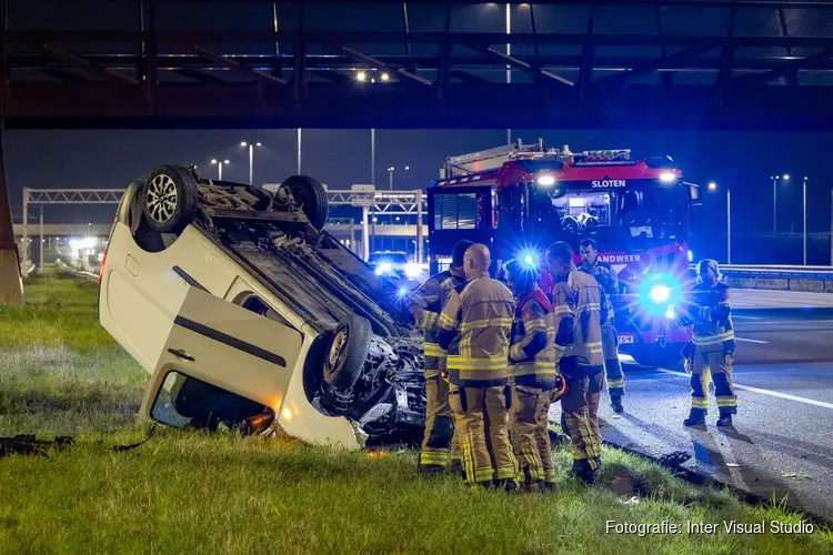 Busje belandt op z’n dak bij ongeluk op A4 bij Hoofddorp