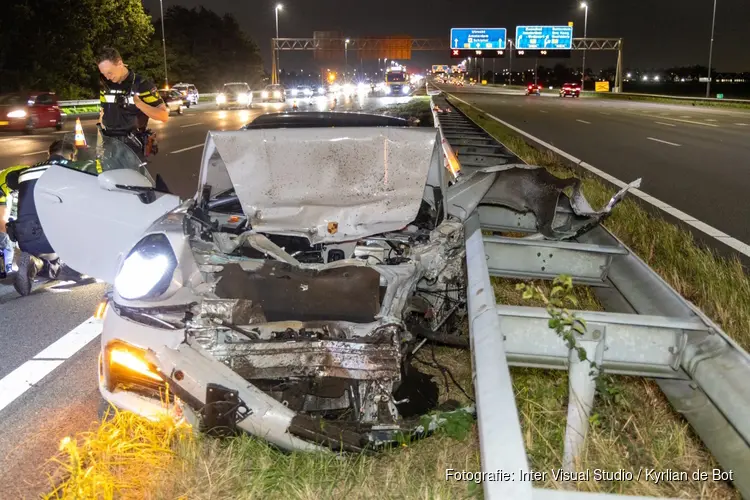 Peperdure Porsche total loss na aanrijding, bestuurder gevlucht