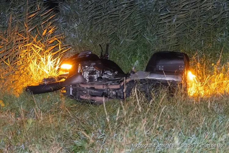 Motorrijder raakt gewond na crash van dijk in Halfweg