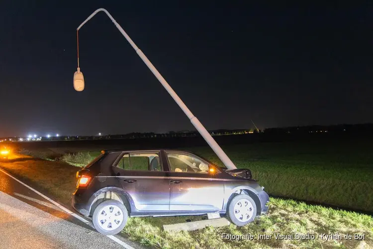 Beschonken vrouw aangehouden nadat ze complete lantaarnpaal uit de grond rijdt in Nieuw-Vennep