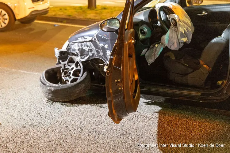 Auto uit de bocht op Spoorlaan in Hoofddorp