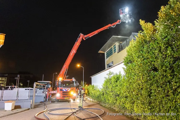 Vlammen op dakterras in Schiphol-Rijk