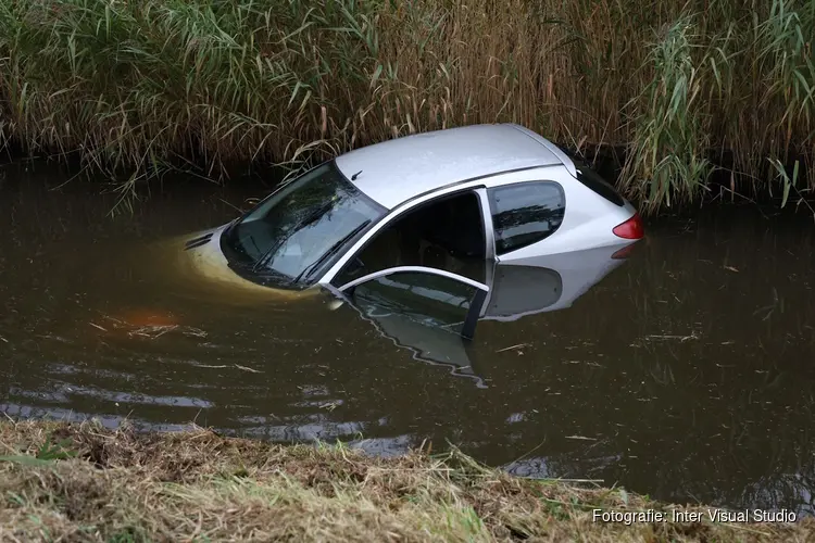 Automobilist rijdt het water in langs N207 bij Nieuw-Vennep