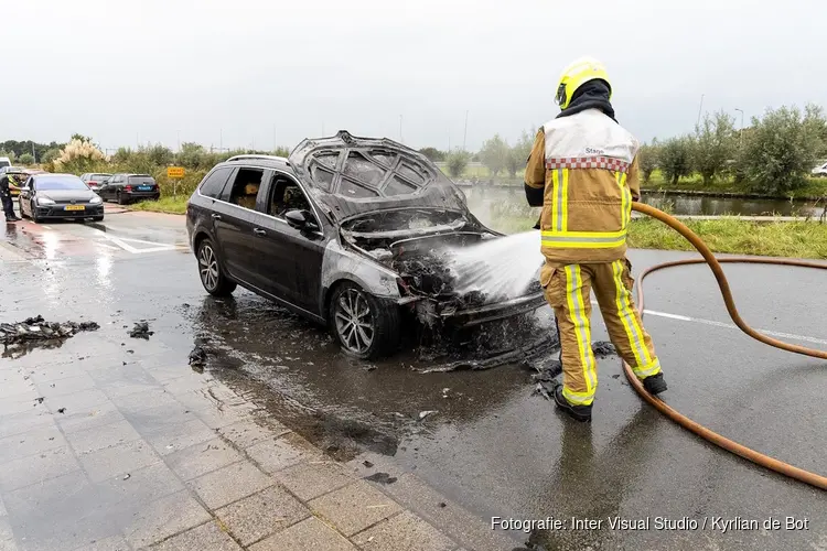 Taxiauto vliegt in brand tijdens het rijden in Zwanenburg