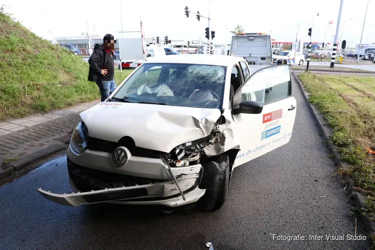 Automobilist vliegt uit de bocht in Rozenburg