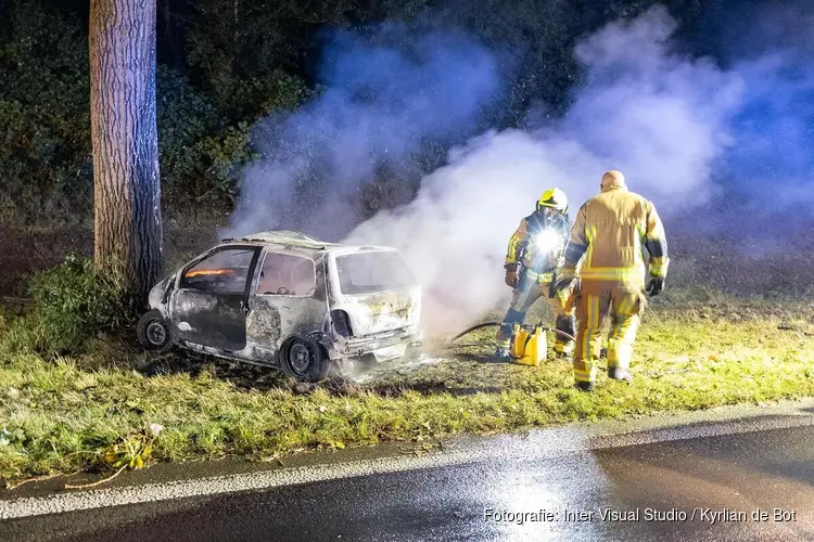 Ernstig ongeluk: omstanders trekken persoon uit brandende auto in Hoofddorp