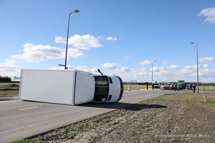 Bakwagen op zijn kant in Hoofddorp