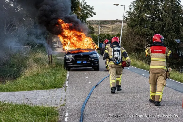 Hybride auto in brand in Halfweg