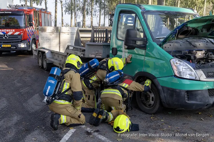 Isolatiemateriaal werkbus in de brand langs A4 bij Nieuw-Vennep