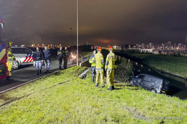 Dronken bestuurder rijdt met kapot wiel de sloot in bij Schiphol