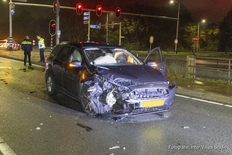 Drie voertuigen betrokken bij ongeval Leimuiderbrug, inzittenden onder schot na vondst wapen