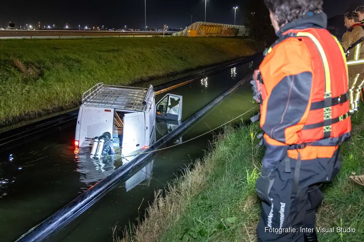 Busje belandt in het water langs de Vijfhuizerweg bij Schiphol