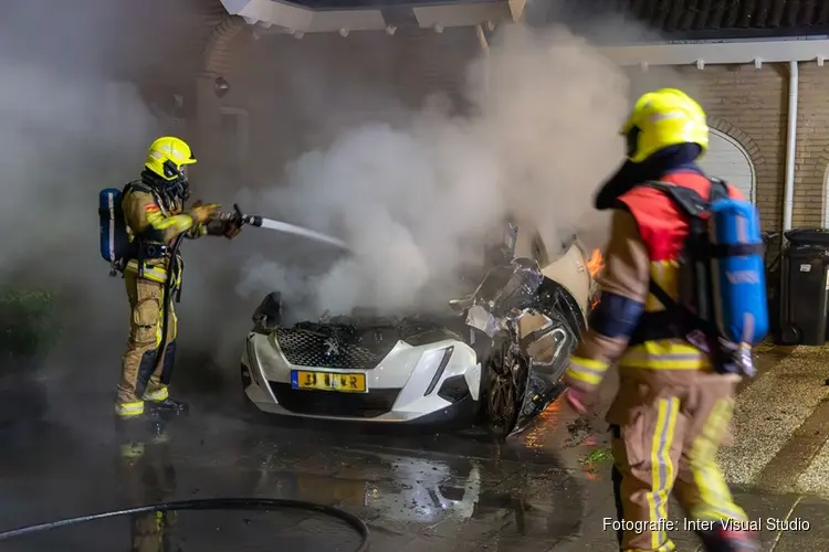 Auto vat vlam aan Elisa van Calcarstraat in Hoofddorp