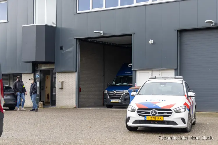 Politie onderzoekt loods aan de Noorderdreef in Nieuw-Vennep