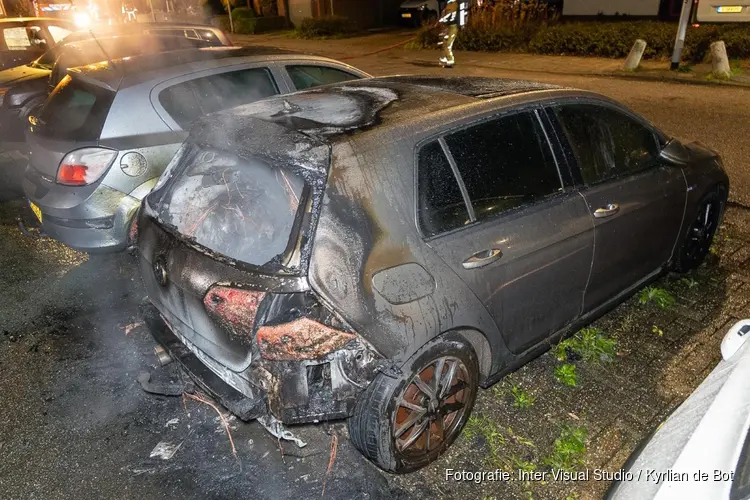 Auto gaat in vlammen op, politie vermoedt brandstichting