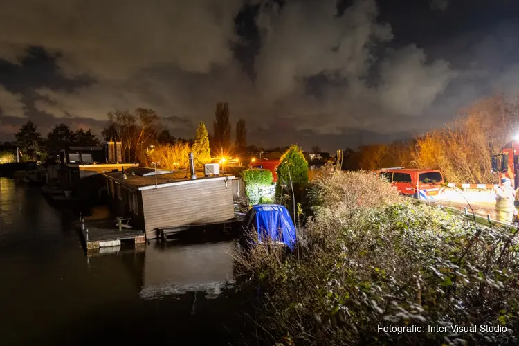 Woonboot deels gezonken bij Penningsveer