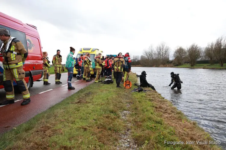 Hulpdiensten rukken massaal uit voor scooter in het water in Vijfhuizen