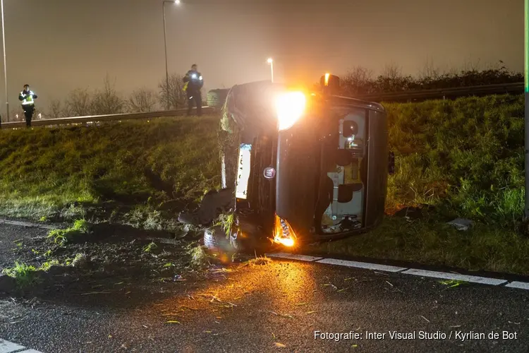 Voertuig schiet van de weg en komt op zijn kant terecht na ongeval op de A5 bij Hoofddorp