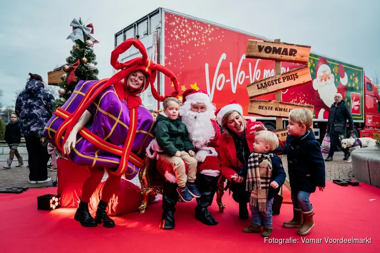 Groot feest bij Vomar PAX met de Kersttruck vol gratis kerstpakketten en sneeuw