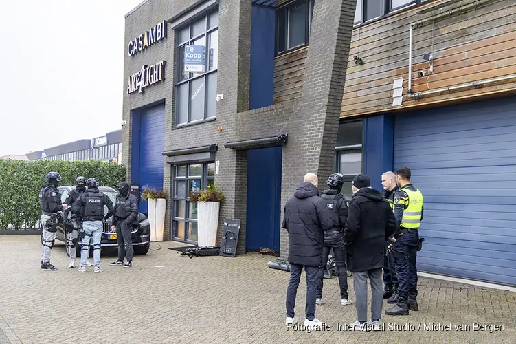 Politie lost waarschuwingsschoten bij aanhoudingen bij bedrijfspand in Uithoorn