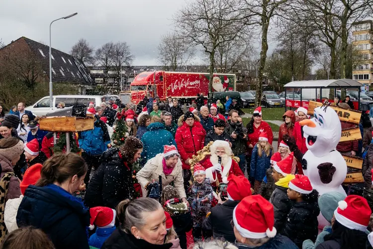 Groot feest in Hoofddorp bij de Vomar Kersttruck met gratis kerstpakketten en sneeuw