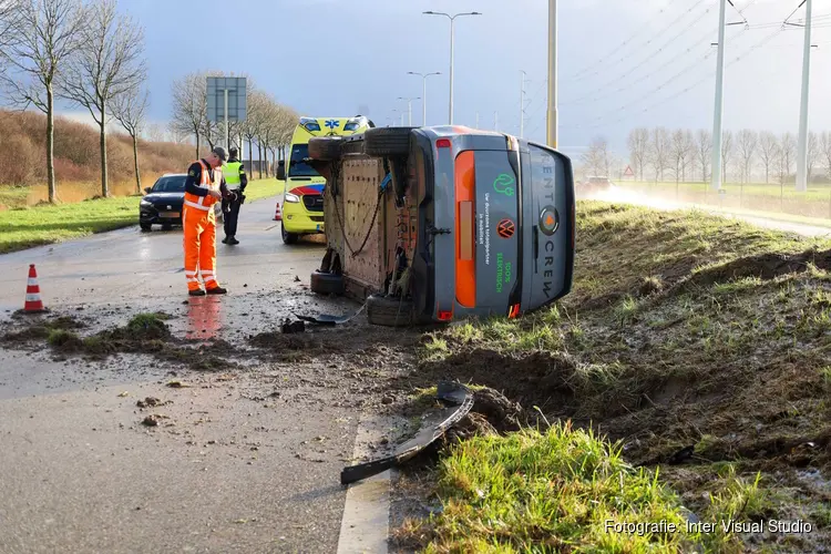 Bestelbus op zijn kant in Nieuw-Vennep