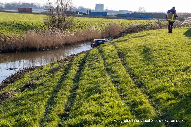 Auto te water langs N205 in Zwaanshoek