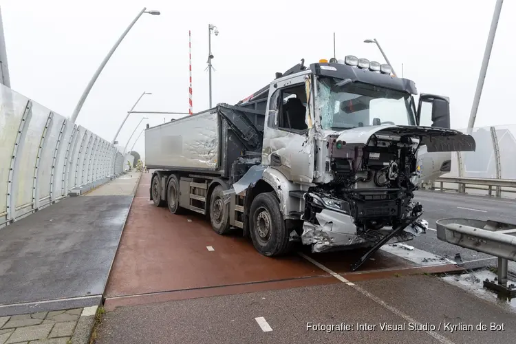 Vrachtwagen tegen veel auto's gereden in Lijnden