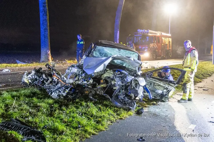 Ernstig ongeluk in Nieuw-Vennep. Auto crasht tegen boom