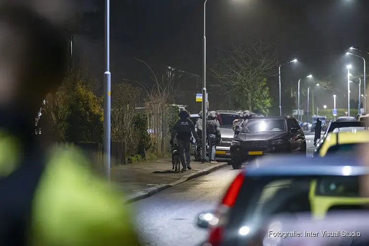 Gewapende DSI eenheid praat man uit woning aan de Bosstraat in Nieuw-Vennep