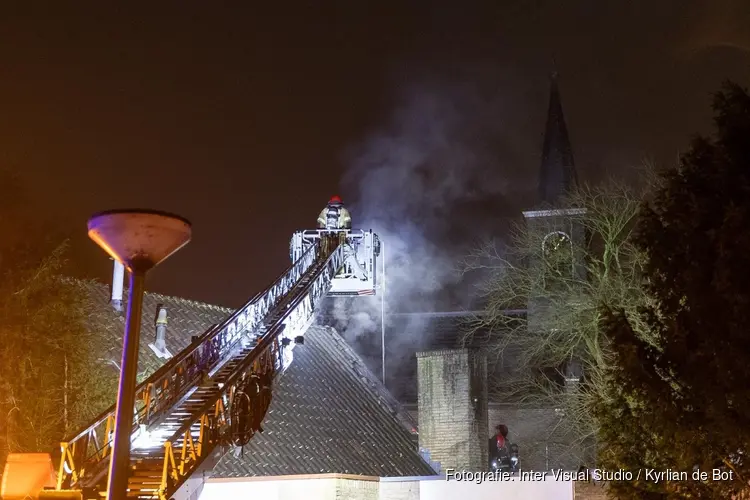 Grote brand in dak van woning in Aalsmeer