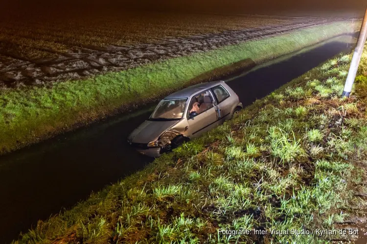 Auto belandt in het water in Vijfhuizen