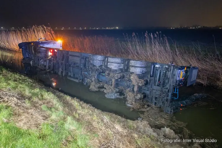 Vrachtwagen in de sloot in Nieuw-Vennep