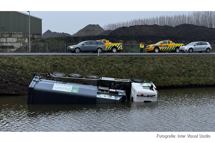 Vrachtwagen te water gereden in Lijnden