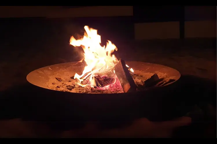 Van open vuur tot barbecue: de veelzijdigheid van een vuurschaal met deksel