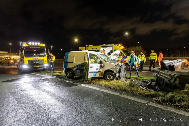 Automobilist gewond bij aanrijding met geleider op A9 bij Lijnden