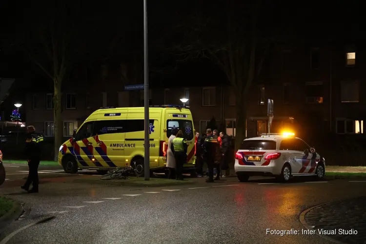 Auto tikt fietser aan in Hoofddorp